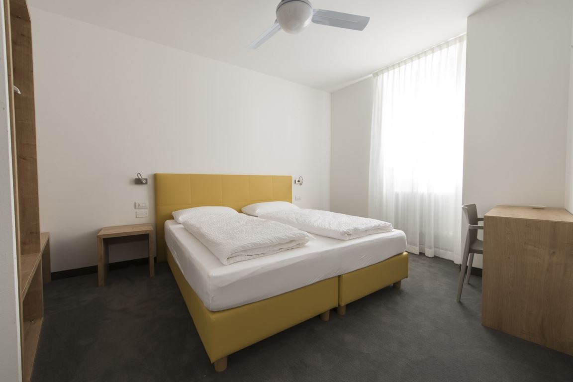 <i>Camere Triple</i><span>1 camera tripla con tre letti singoli e bagno attrezzato per persone disabili<br /><br>
1 camera tripla con stanza matrimoniale, stanza con letto singolo e bagno per disabili
</span>
