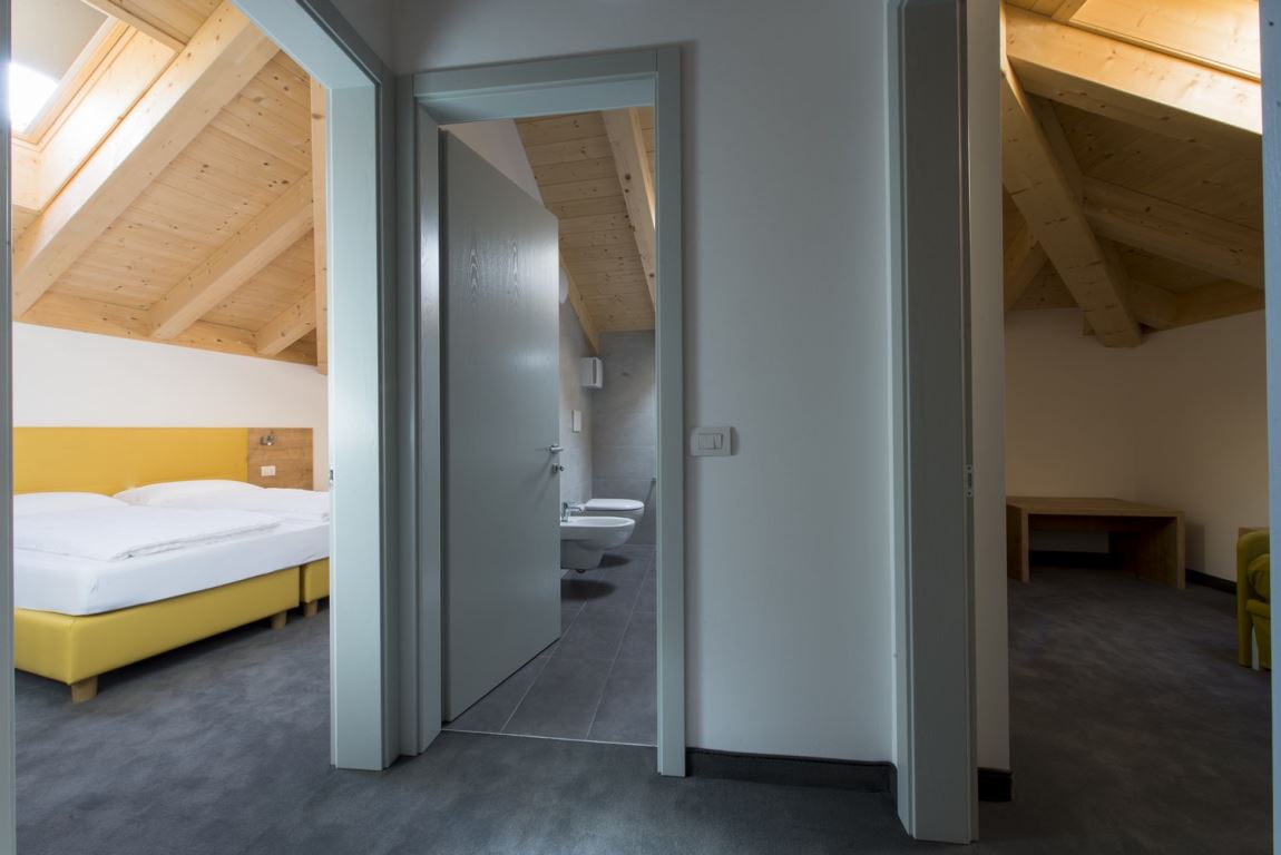 <i>Unsere Suite</i><span>1 Suite in der Mansarde mit Balkendecke, Schlafzimmer mit Doppelbett, kleinem Wohnzimmer und Klimaanlage</span>